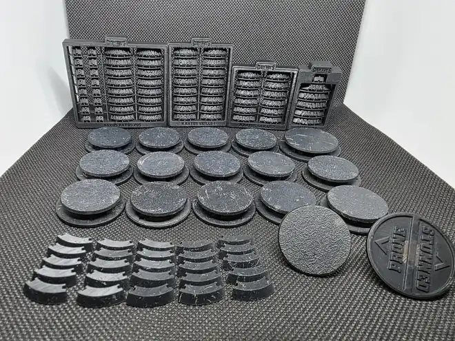 A full Standard team set as shipped: sprues of numbers, positionals and skill tags, stacked 32mm bases and a 40mm big-guy base